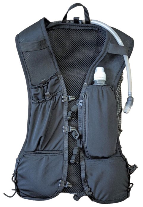 Internal or external hydration sleeves. 6 pockets on the shoulder straps, including a independent zipped pocket for your phone.